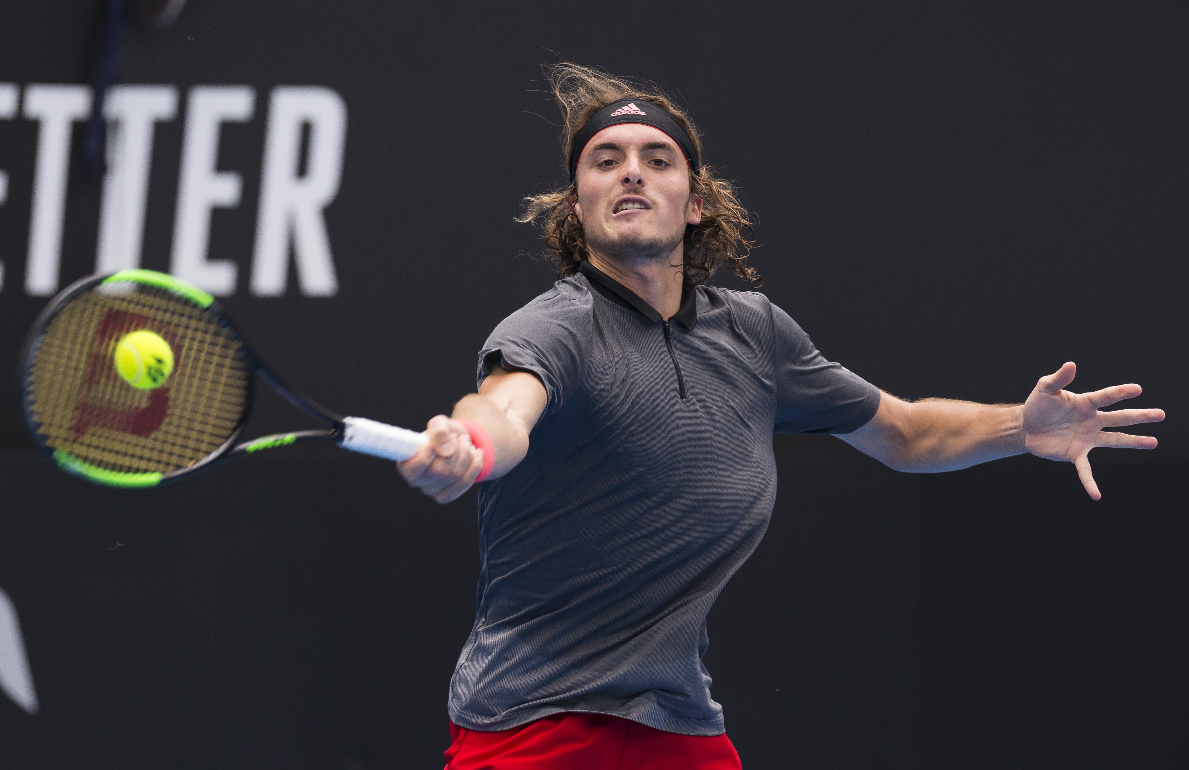 包含澳大利亚网球队绝杀西班牙网球队，西西帕斯制霸全场的词条