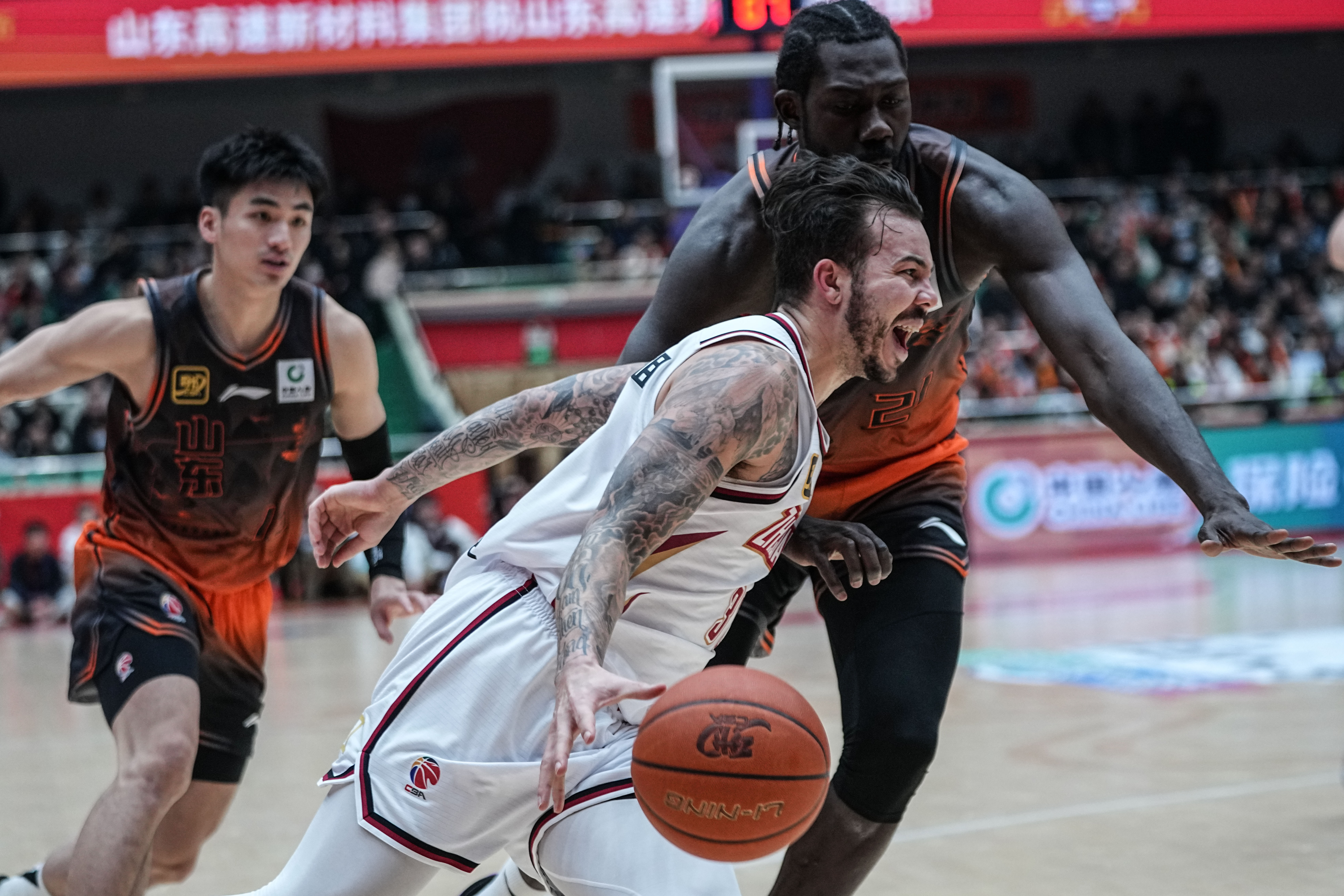 CBA传奇谢幕，球迷泪洒赛场