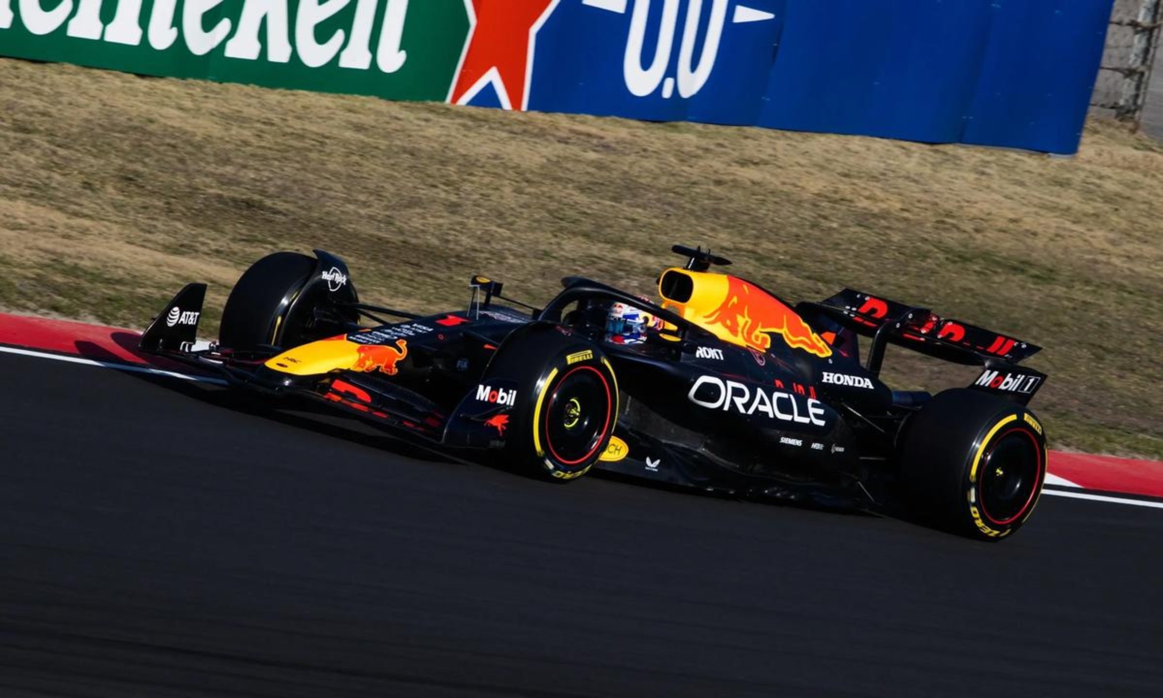 红牛二队鏖战迈凯伦，皮亚斯特里点燃赛场