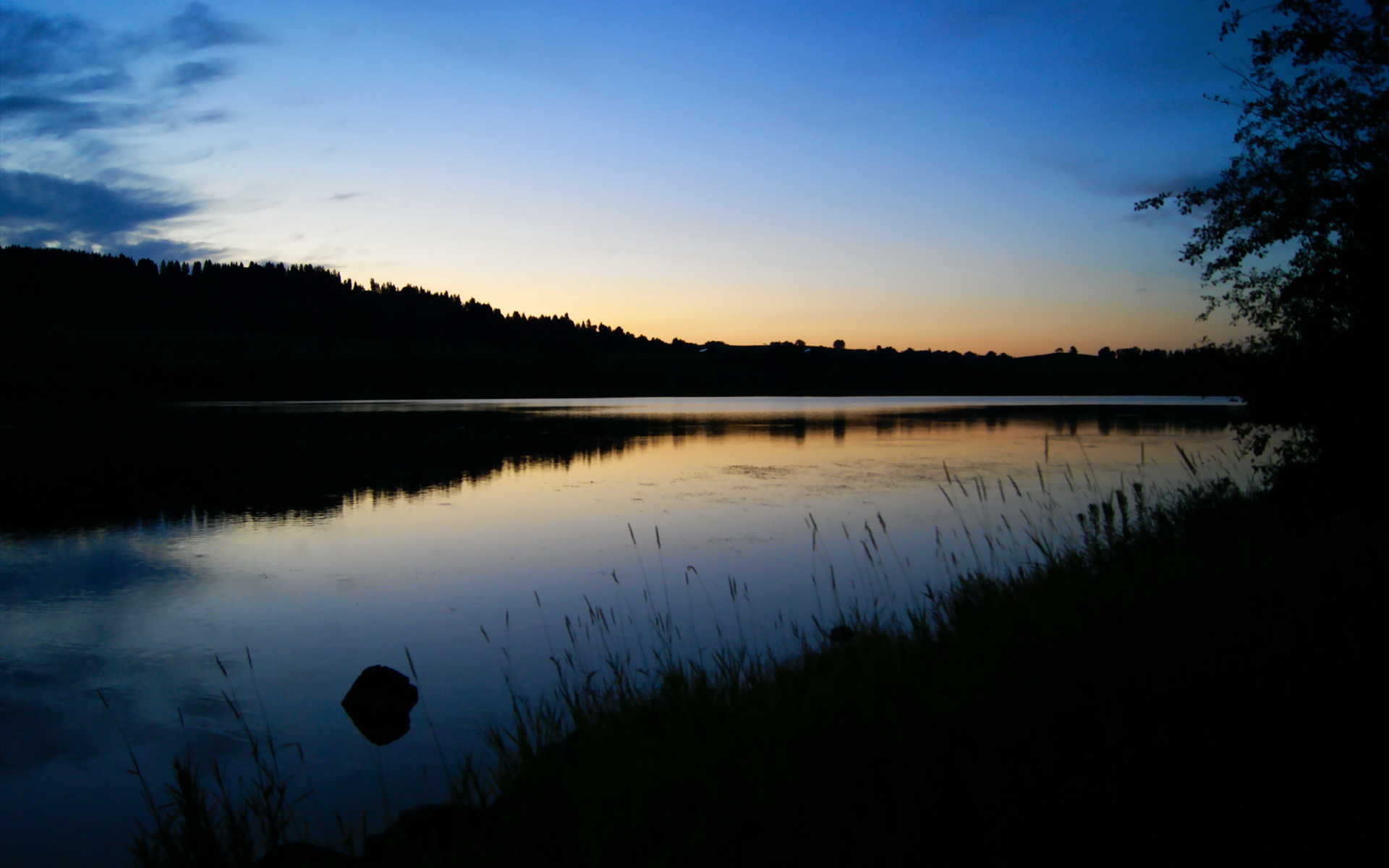 看到这个充满想象力的题目，我非常欣赏您独特的创意。将大洋彼岸的NBA劲旅与中国篮球的冠军之师置于同一赛场，这本身就充满了戏剧性和话题性。让我们来共同构建这个平行时空下的精彩故事